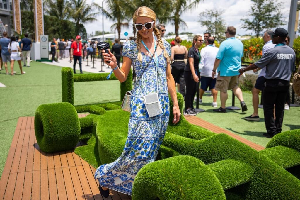 V Miami nechýbala ani Paris Hilton. Tá sa pred teplom chránila malým ventilátorom.