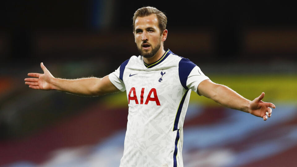 JB 44 Brighton - Hráč Tottenhamu Harry Kane reaguje vo futbalovom zápase anglickej ligy Premier League Burnley - Tottenham Hotspur, v Burnley 26. októbra 2020. FOTO TASR/AP
Tottenham's Harry Kane gestures during the English Premier League soccer match between Burnley and Tottenham Hotspur at Turf Moor stadium Burnley, England, Monday, Oct. 26, 2020. (Jason Cairnduff/Pool via AP)
