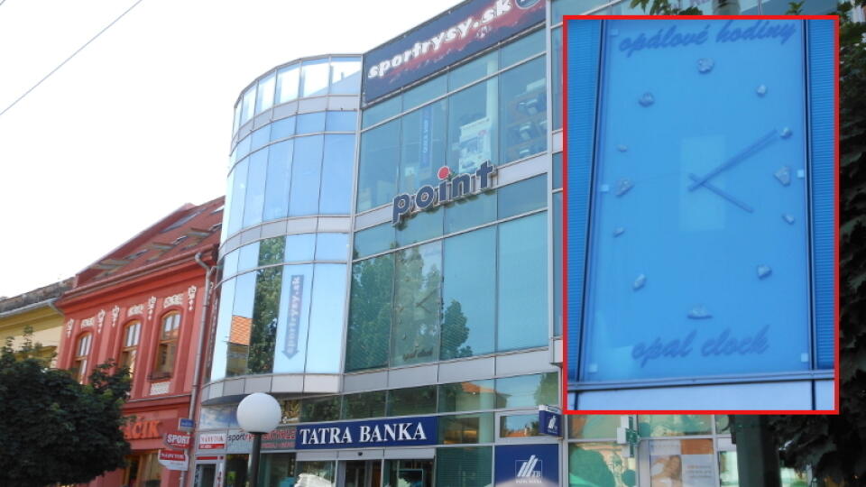BUDOVA V CENTRE: Za sklom sú umiestnené opálové hodiny. Sú najväčšie na svete.