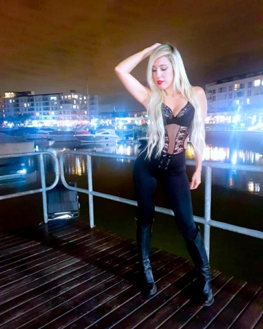 Debby Gimenezsa rada predvádza na sociálnych sieťach v úspornom oblečení.
