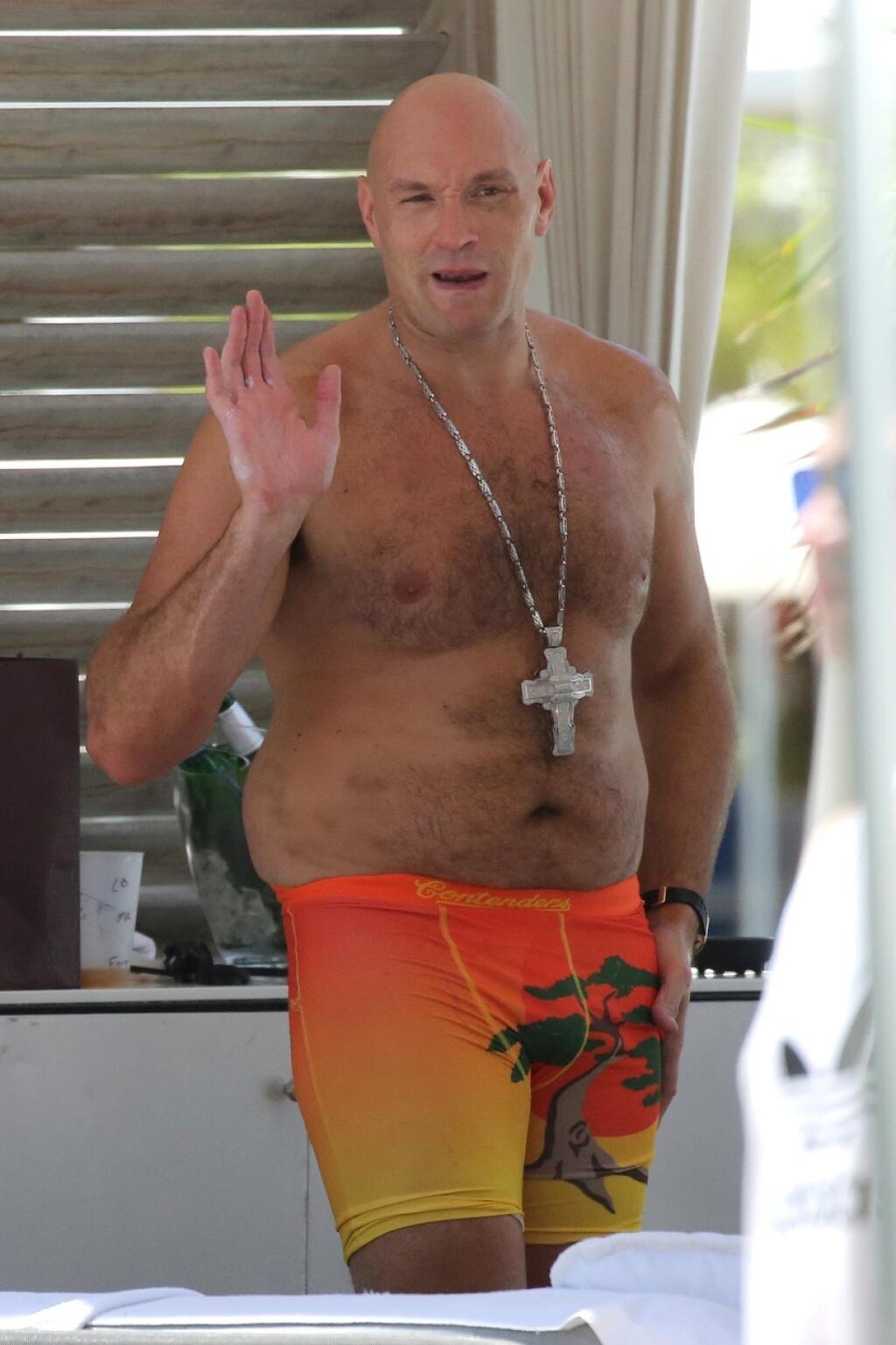 Tyson Fury nie je v zápasovej forme, ale aj tak bol ako magnet na ženy.