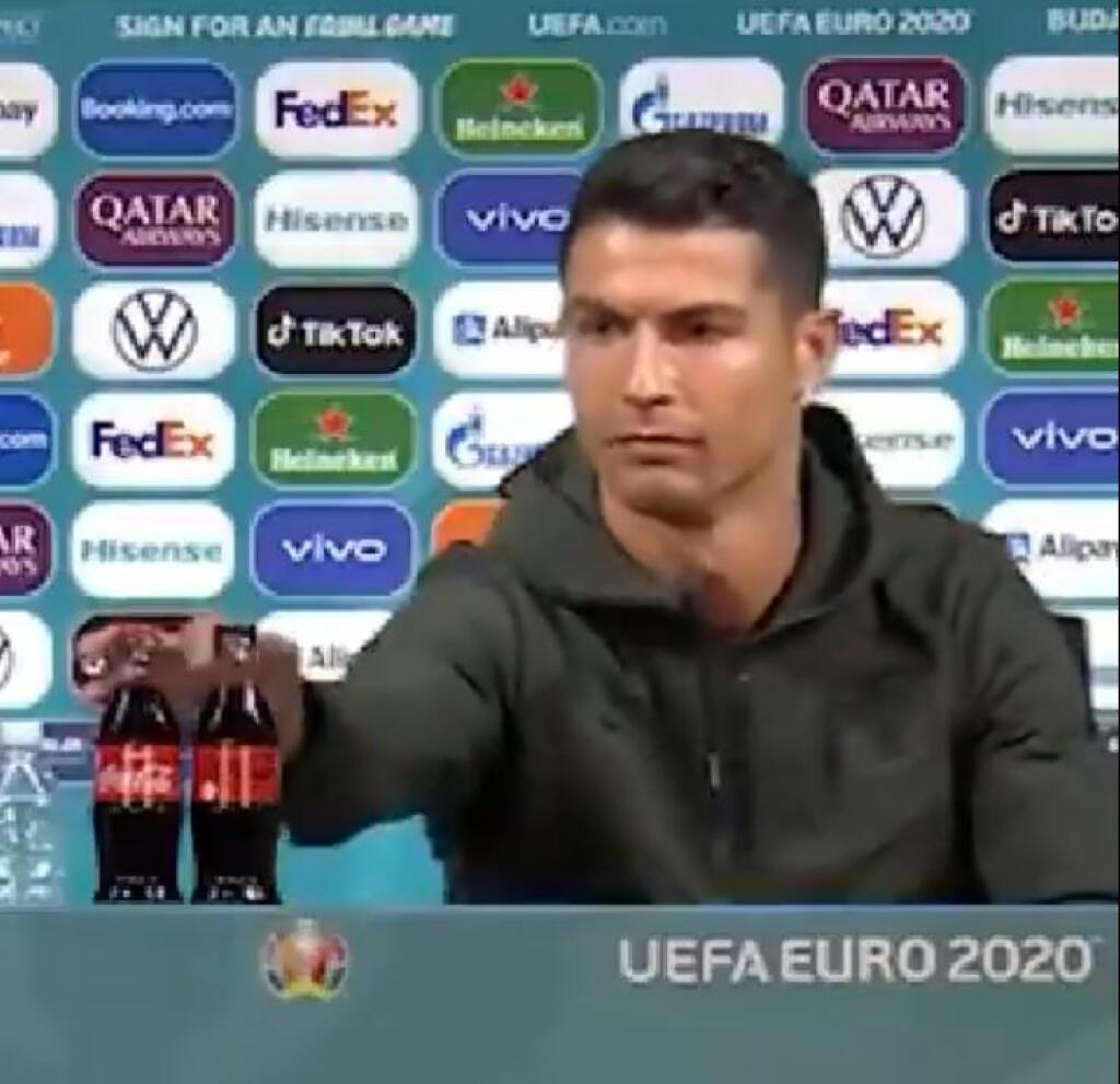 Odsunul dve fľaše a spôsobil tým rozruch. Cristiano Ronaldo ukázal, akú moc má v rukách jeden z najlepších futbalistov sveta.
