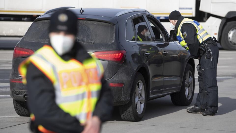 WA 18 Bad Gottleuba - Police investigate drivers at the German-Czech border crossing in the spa town of Bad Gottleuba on Thursday, 18 February 2021.