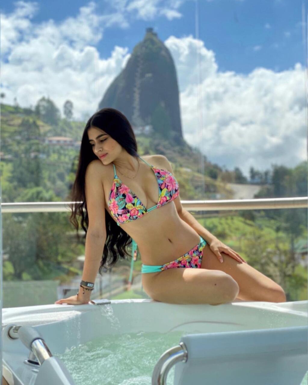 To, že Valeria nemá s vyzliekaním problém, dokazuje sexi fanúšička pravidelne. Na instagrame nemá problém predviesť, čo skrýva v spodnej bielizni a na dráždivých fotkách sa vynímajú najmä jej obrovské prsia.