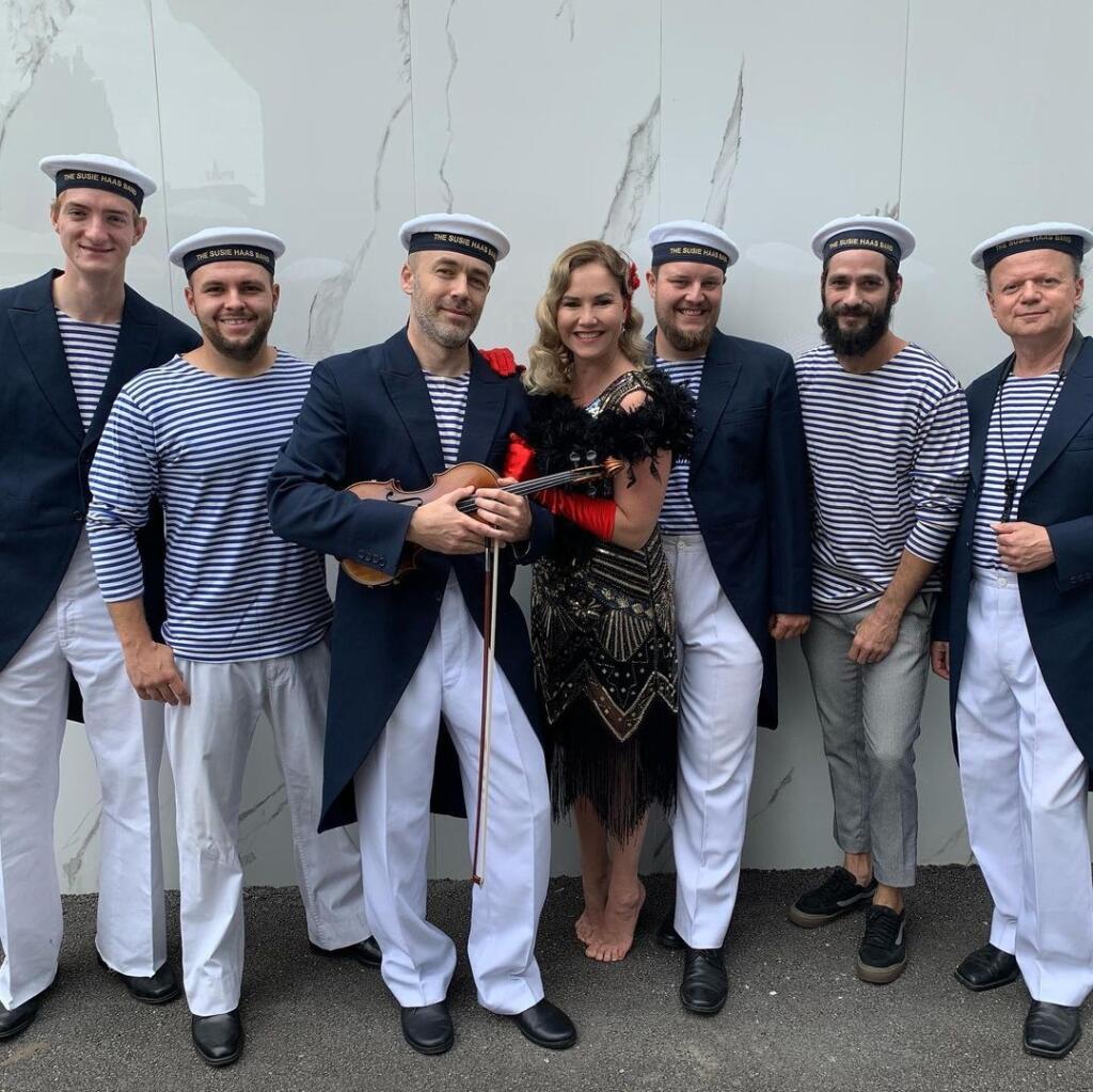 Zuzana si vymyslela námornícky kabaret s kapelou The Susie Haas Band.
