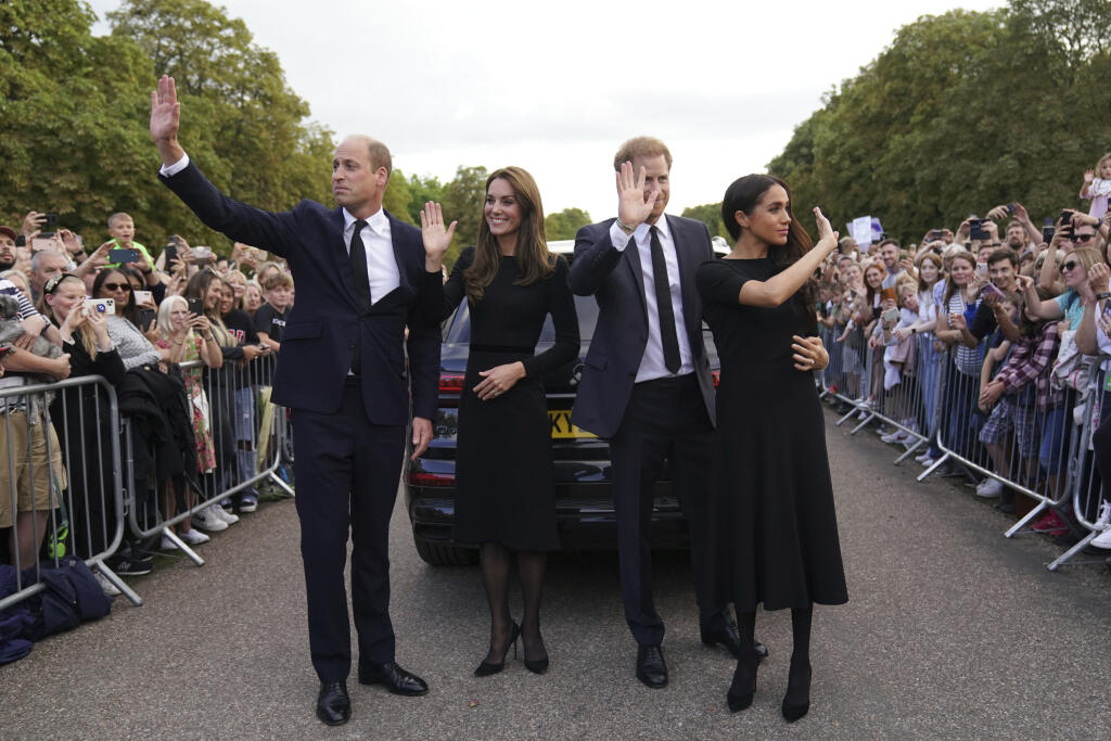 PK 89 Windsor - Na snímke zľava britský princ William, jeho manželka Kate, princezná z Walesu, britský princ Harry a jeho manželka Meghan, vojvodkyňa zo Sussexu mávajú verejnosti po smrti zosnulej britskej kráľovnej Alžbety II. pred hradom Windsor 10. septembra 2022. FOTO TASR/AP
From left, Britain's Prince William, Prince of Wales, Kate, Princess of Wales, Prince Harry and Meghan, Duchess of Sussex wave to members of the public at Windsor Castle, following the death of Queen Elizabeth II on
