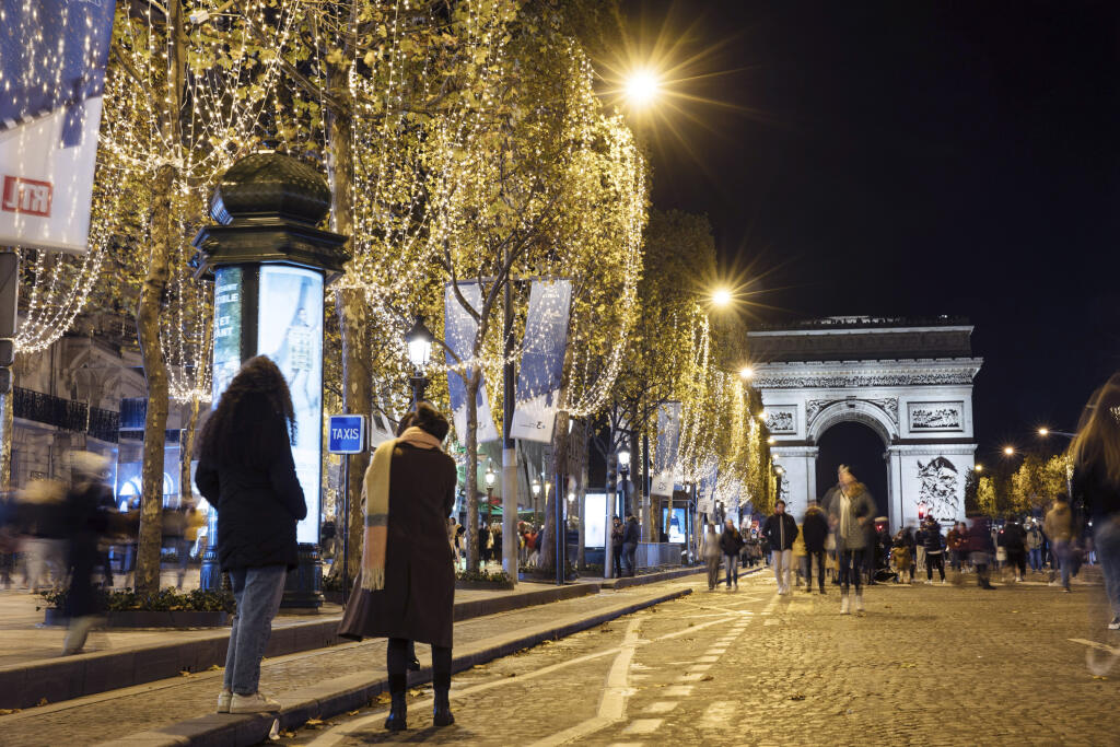 Ľudia sa zhromažďujú počas oficiálneho zapnutia vianočného osvetlenia na Champs-Élysées v Paríži 20. novembra 2022. FOTO TASR/AP 

Spectators gather to attend the Champs Elysee Avenue illumination ceremony for the Christmas season, in Paris, Sunday, Nov. 20, 2022. The lights on the famed avenue will be turned off at the earlier time of 11:45 pm from now and and until further notice to help save energy as the war in Ukraine squeezes the electricity market. (AP Photo/Lewis Joly)