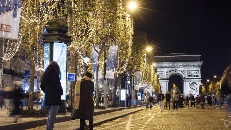 Ľudia sa zhromažďujú počas oficiálneho zapnutia vianočného osvetlenia na Champs-Élysées v Paríži 20. novembra 2022. FOTO TASR/AP
Spectators gather to attend the Champs Elysee Avenue illumination ceremony for the Christmas season, in Paris, Sunday, Nov. 20, 2022. The lights on the famed avenue will be turned off at the earlier time of 11:45 pm from now and and until further notice to help save energy as the war in Ukraine squeezes the electricity market. (AP Photo/Lewis Joly)