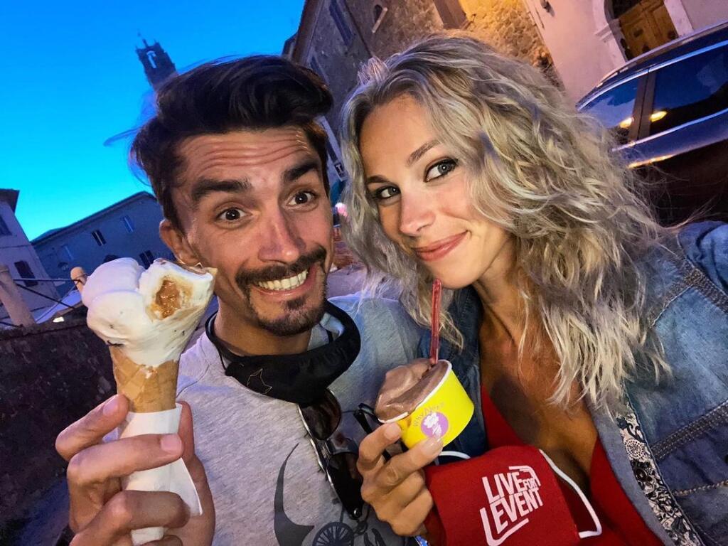 Julian Alaphilippe a Marion Rousseová tvoria pár už takmer dva roky, pričom plodom ich lásky je vysnívaný synček Nino, ktorý sa narodil v júni tohto roku.