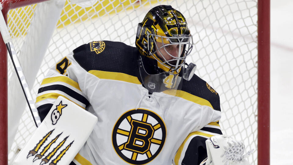 WA 11 Uniondale - Slovenský hokejový brankár v drese Bostonu Bruins Jaroslav Halák chytá puk v zápase zámorskej hokejovej NHL New York Islanders - Boston Bruins v Uniondale 25. februára 2021. FOTO TASR/AP
Boston Bruins goaltender Jaroslav Halak makes a save against the New York Islanders during the second period of an NHL hockey game Thursday, Feb. 25, 2021, in Uniondale, N.Y. (AP Photo/Adam Hunger)