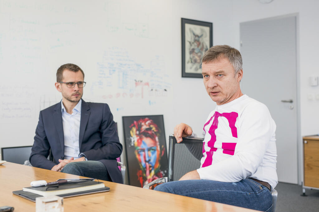 Všetci sú spokojní. Nadobúdateľ Martin Mác aj predajca Dušan Švalek.