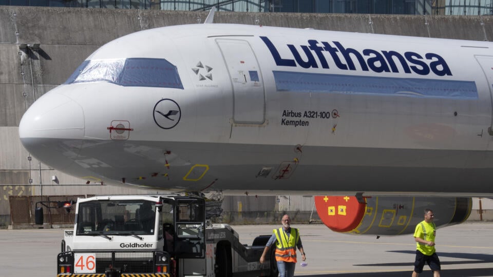 KK26 Franfurt nad Mohanom - Lietadlo leteckej spoločnosti Lufthansa odťahujú do hangára na letisku vo Frankfurte nad Mohanom 30. júla 2020. Okná a motory stroja boli zakryté, aby boli chránené pred vplyvmi prostredia. Lufthansa v súčasnosti pripravuje niektoré lietadlá odparkované počas koronakrízy, aby boli opäť pripravené na let. FOTO TASR/DPA
30.07.2020, Hessen, Frankfurt/Main: Eine Passagiermaschine der Lufthansa wird zum Technik-Hangar der Airline auf dem Flughafen Frankfurt geschleppt. Dab