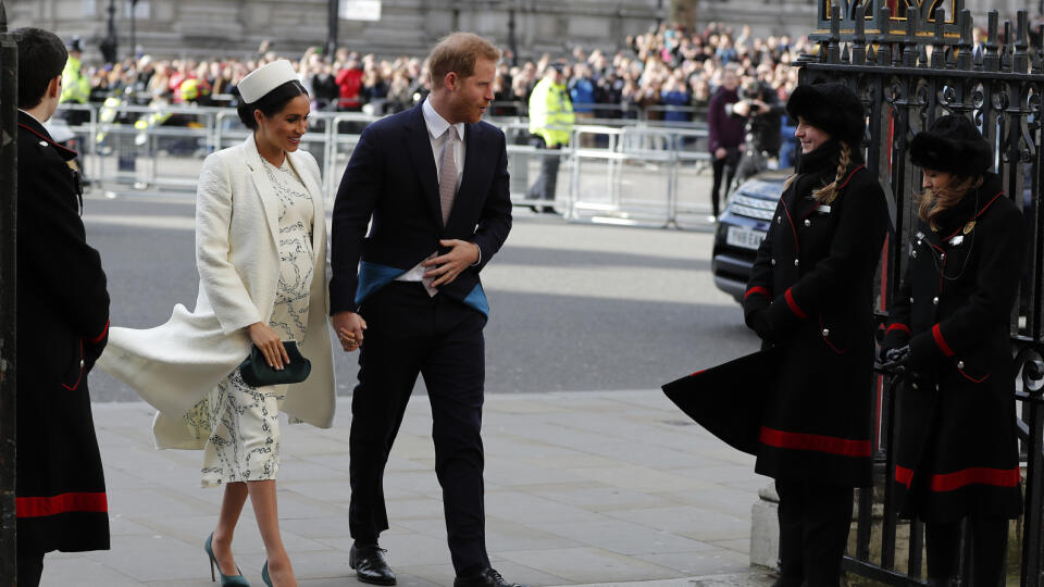 Meghan Markle v šatách Victorie Beckham.