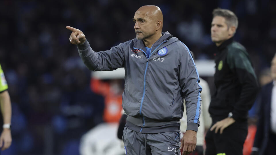 EBE 25 Neapol - Na snímke tréner Neapola Luciano Spalletti dáva pokyny hráčom v zápase 15. kola talianskej Serie A vo futbale SSC Neapol - Udinese Calcio (3:2) v sobotu 12. novembra 2022. FOTO TASR/AP
Napoli coach Luciano Spalletti gives instuctions to his players during the Serie A soccer match between Napoli and Udinese, at the Diego Armando Maradona stadium in Naples, Italy, Saturday, Nov. 12, 2022. (Alessandro Garofalo/LaPresse via AP)