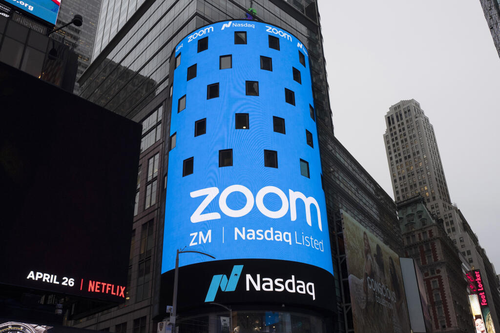 WA 3 archív New York - Na archívnej snímke z 18. apríla 2019 logo poskytovateľa videokonferenčných služieb Zoom Video Communications svieti v New Yorku. Zoom Video Communications prevezme americkú firmu Five9, podnikajúcu v oblasti cloudového softvéru za 14,7 miliardy USD (12,46 miliardy eur). Pre Zoom je to prvá miliardová akvizícia. FOTO TASR/AP 


FILE - This April 18, 2019, file photo shows a sign for Zoom Video Communications ahead of the company's Nasdaq IPO in New York. Videoconferencing 