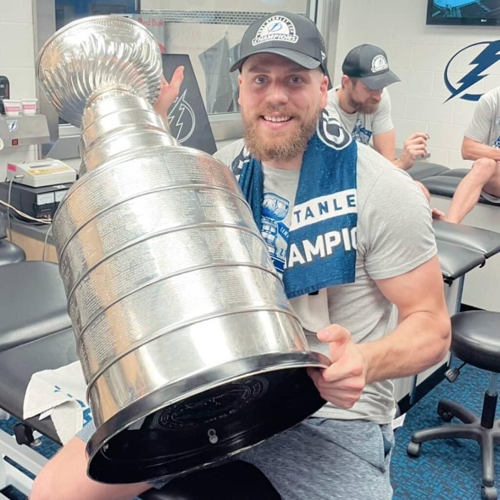 Erik Černák oslavoval druhý Stanleyho pohár za dve sezóny.