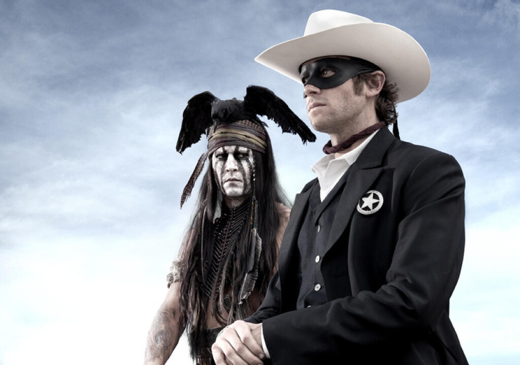 Počas nakrúcania filmu The Lone Ranger sa utopil potápač. (Vľavo Johnny Depp v úlohe Tonia, vpravo Armie Hammer v úlohe Johna Reida)