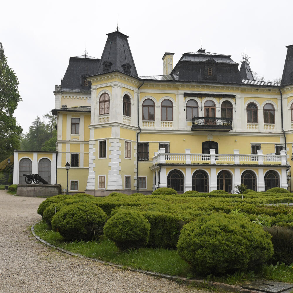 Tohtoročným hitom sezóny v kaštieli Betliar bude vernisáž výystavy pod názvom In Effigie, rozprávanie o živote Júliusa Andrássyho st., najväčšieho uhorského Európana. Výstava je zameraná na osobnosť grófa Júliusa Andrássyho, ktorý bol bratom Emanuela Andrássyho, ktorý vlastnil kaštieľ Betliar a v Betliari bol preukázateľne iba dvakrát. Napriek tomu boli bratia v čulom korešpondenčnom styku a výstava chce poukázať na vzťahy s bratom, s rodinou a na jeho súkromný život. Zbierkové predmety sú veľmi