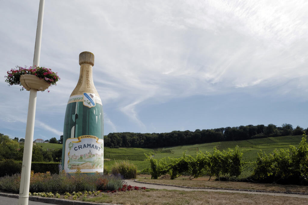 Reklamný pútač na šampanské pred vstupom do francúzskej obci Avize v regióne Champagne