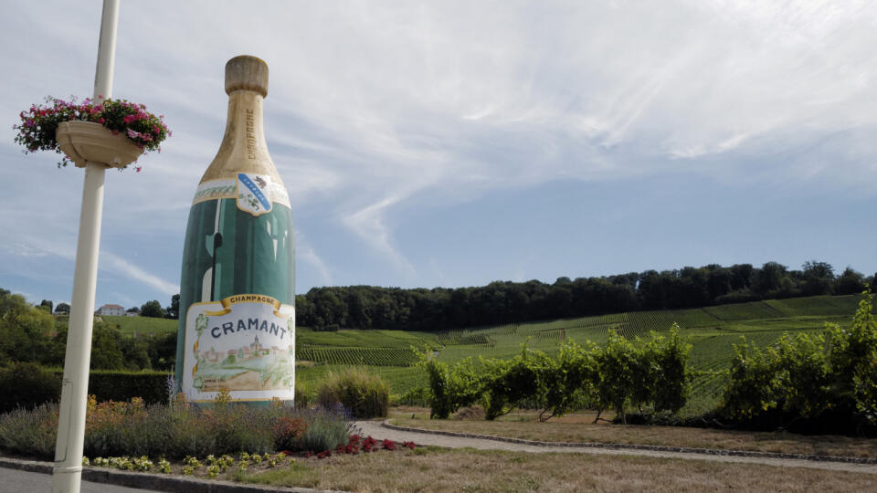 Reklamný pútač na šampanské pred vstupom do francúzskej obci Avize v regióne Champagne