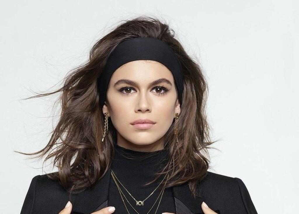 Kaia Gerber : Slávna dcéra ešte slávnejšej topmodelky Cindy Crawford je ešte mladá dáma, preto vyrážky nie sú v jej prípade ničím výnimočným. Mladá modelka proti nim bojuje, podobne ako Gigi Hadid, obyčajnou zubnou pastou. Tento starý, no účinný trik si zjavne osvojilo mnoho slávnych modeliek. Tak prečo to neskúsiť tiež?