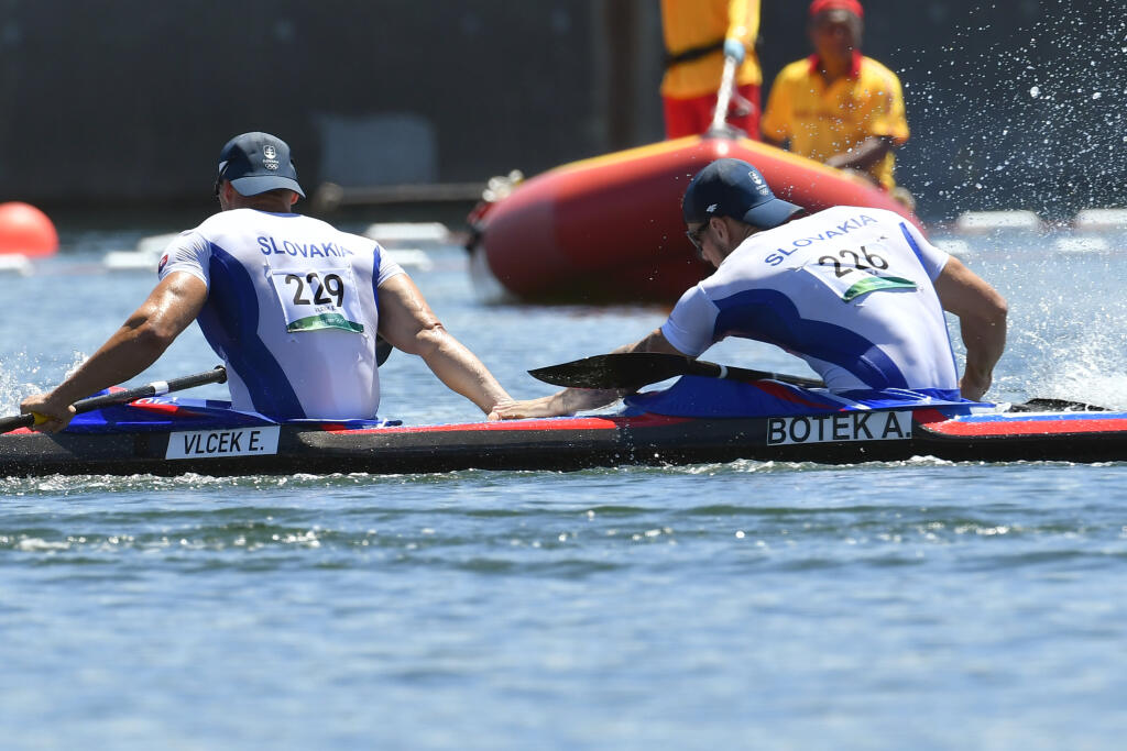 Na snímke dvaja zo slovenskej posádky rýchlostných kanoistov K4 Erik Vlček a Adam Botek si gratulujú po rozjazde na 500 metrov počas XXXII. letných olympijských hier v Tokiu 6. augusta 2021. Slovenský štvorkajak v zložení Samuel Baláž, Denis Myšák, Erik Vlček, Adam Botek sa na OH 2020 v Tokiu prebojoval priamo do sobotňajšieho semifinále K4 na 500 m. FOTO TASR - Michal Svítok