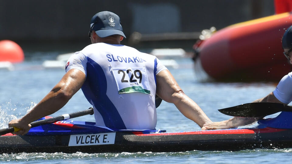 Na snímke dvaja zo slovenskej posádky rýchlostných kanoistov K4 Erik Vlček a Adam Botek si gratulujú po rozjazde na 500 metrov počas XXXII. letných olympijských hier v Tokiu 6. augusta 2021. Slovenský štvorkajak v zložení Samuel Baláž, Denis Myšák, Erik Vlček, Adam Botek sa na OH 2020 v Tokiu prebojoval priamo do sobotňajšieho semifinále K4 na 500 m. FOTO TASR - Michal Svítok