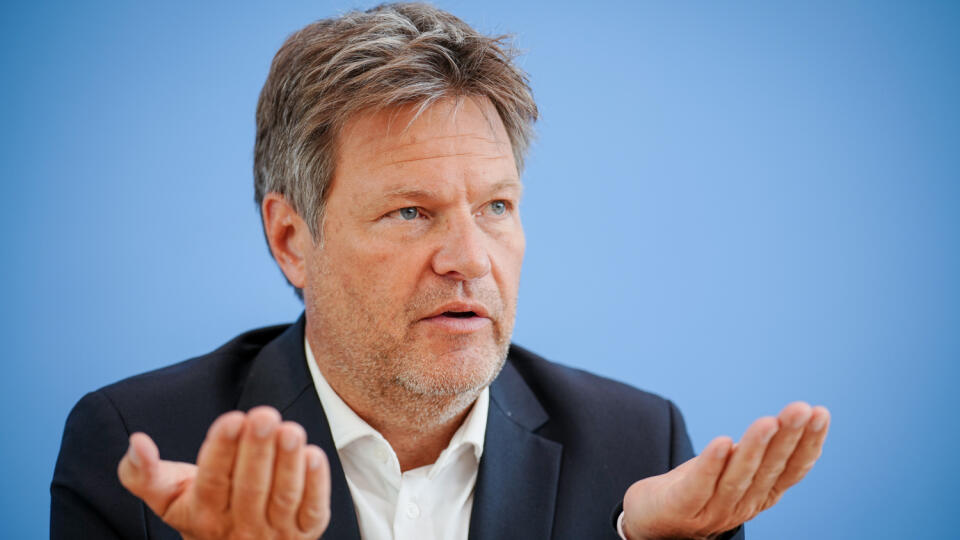WA 13 Berlín - Nemecký minister hospodárstva Robert Habeck gestikuluje počas tlačovej konferencie v Berlíne 27. apríla 2022. Nemecké firmy budú aj naďalej platiť za ruský plyn v eurách alebo dolároch. Povedal to Habeck niekoľko hodín po tom, ako ruský koncern Gazprom prerušil dodávky plynu do Poľska a Bulharska, pretože odmietli zaplatiť v rubľoch, ako to požaduje prezident Vladimir Putin. FOTO TASR/DPA
27.04.2022, Berlin: Robert Habeck (Bündnis 90/Die Grünen), Bundesminister für Wirtschaft un