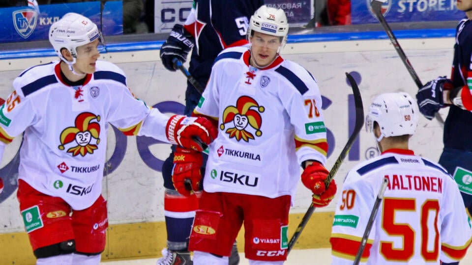 Na snimke golova radost hracov Jokeritu pocas posledneho zapasu v Kontinentalnej hokejovej lige medzi HC Slovan Bratislava a Jokeritom Helsinki.