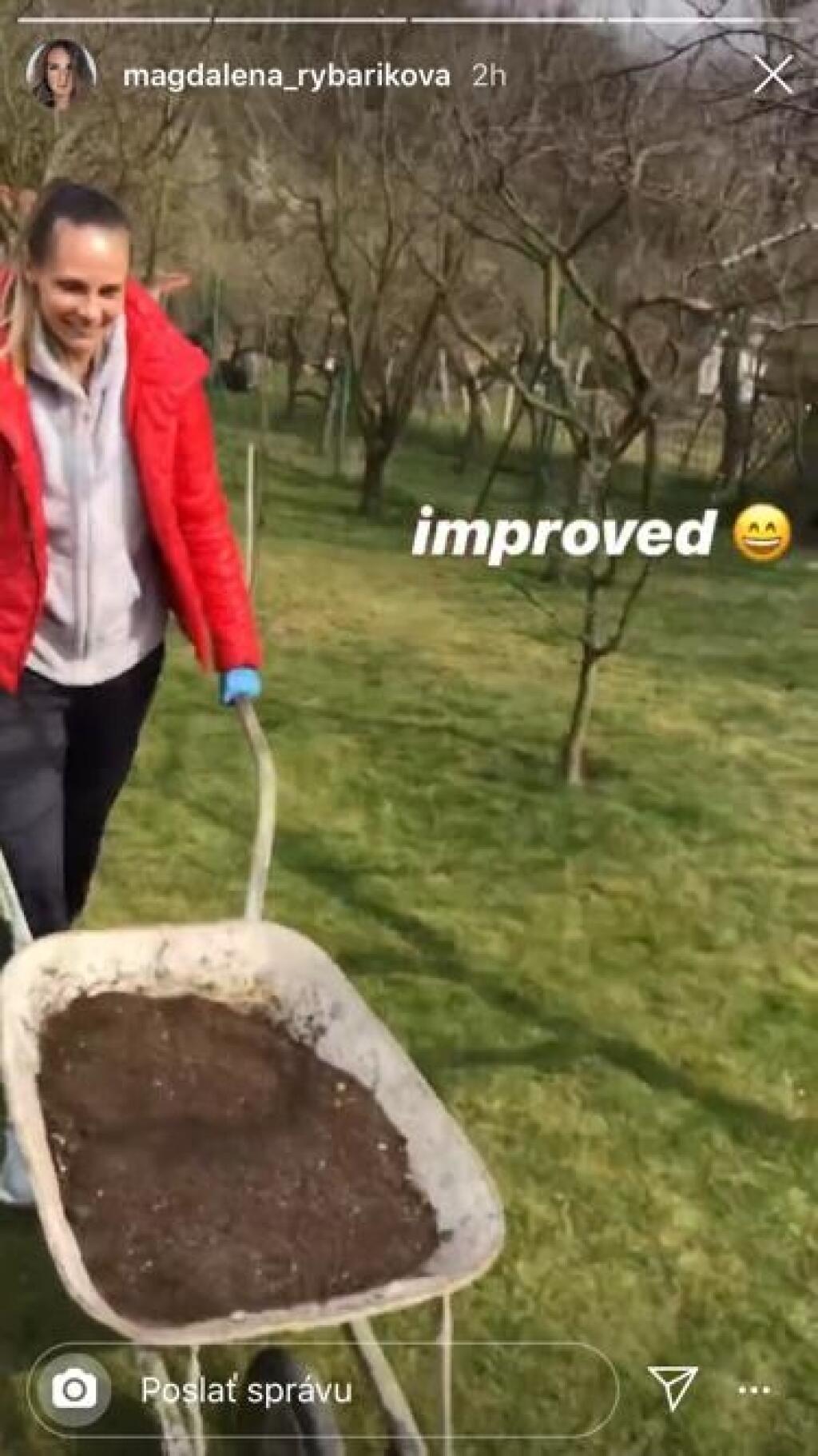 Rybáriková pomáha svojim rodičom na záhrade.
