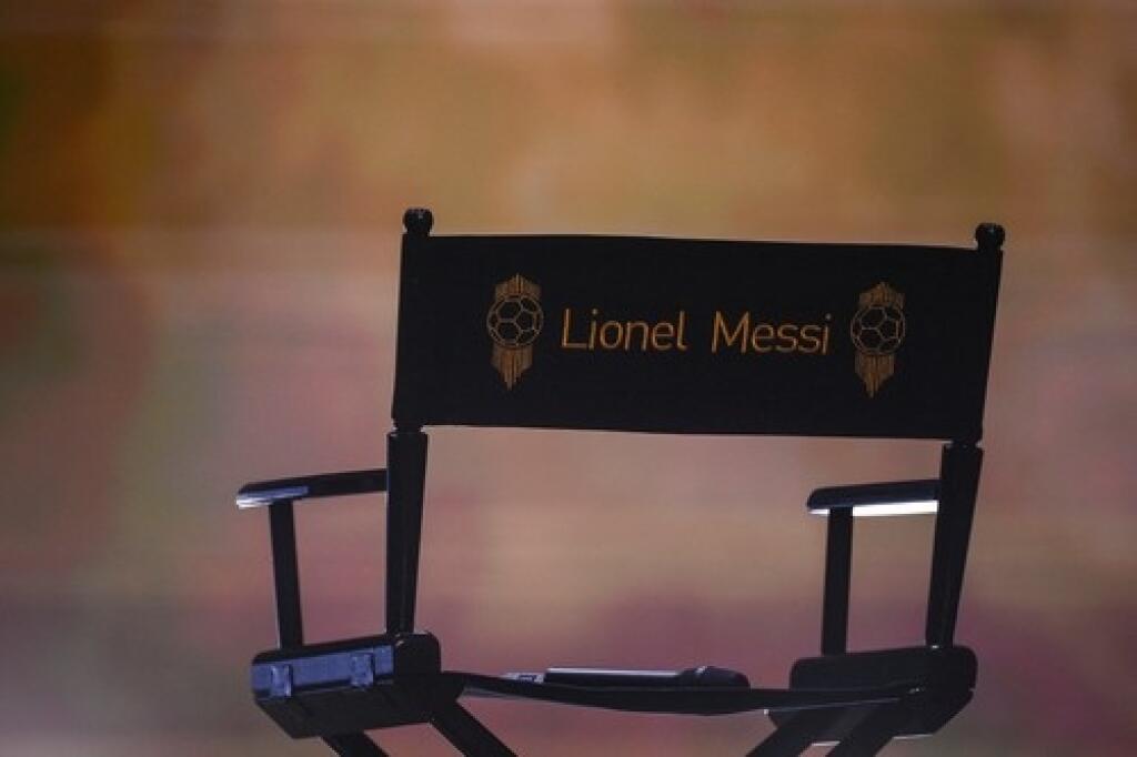 Argentínsky futbalista Lionel Messi ovládol prestížnu anketu už rekordný siedmykrát. Na gaavečere ma stoličku s vlastným menom.