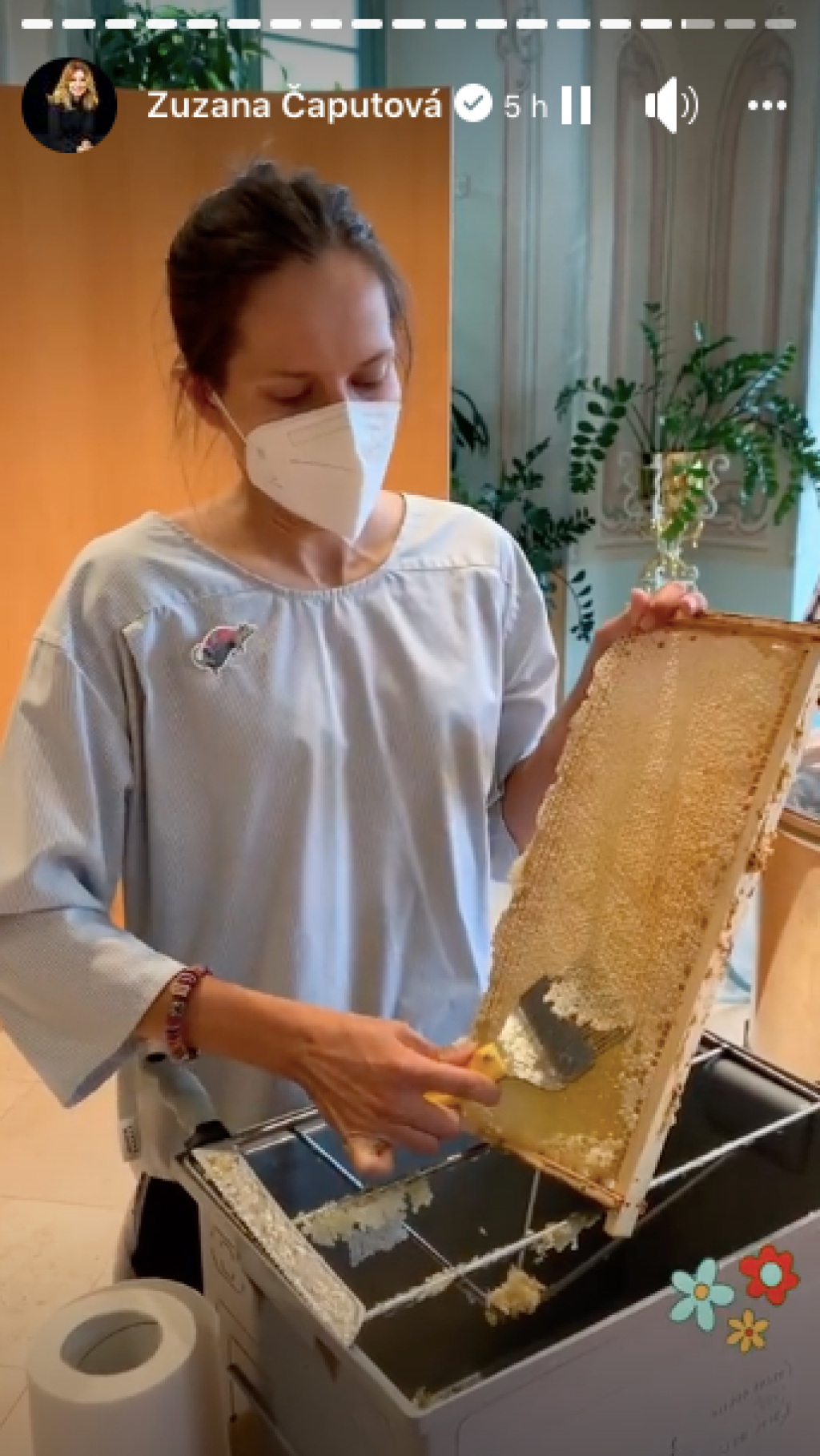 Po roku, odkedy sú v záhrade prezidentského paláca včely, pribudla aj nová včelia rodinka a takmer 50 kíl skvelého a kvalitného medu, pochválila sa Zuzana Čaputová.