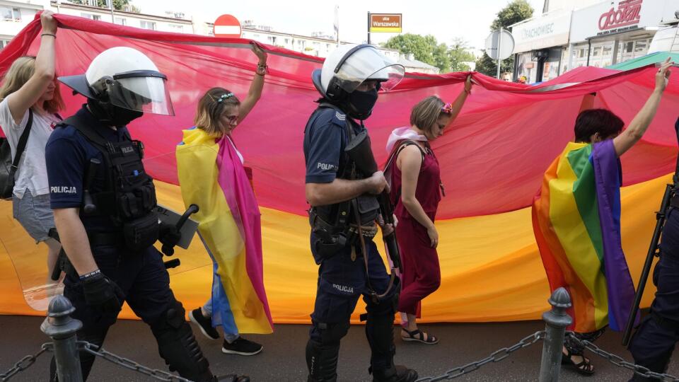 KK45 Čenstochová - Za značnej prítomnosti polície sa odohral sprievod za práva LGBT osôb pred kláštorom v juhopoľskom meste Čenstochová 21. augusta 2021. FOTO TASR/AP
Participants in colorful 3rd Equality Parade march with rainbow flags under heavy police presence in support of LGBT rights at the foot of Poland's most revered Catholic shrine, the Jasna Gora Monastery in Czestochowa, Poland, Saturday, Aug. 21, 2021. Under the massive police presence there were no clashes with a simultaneous small