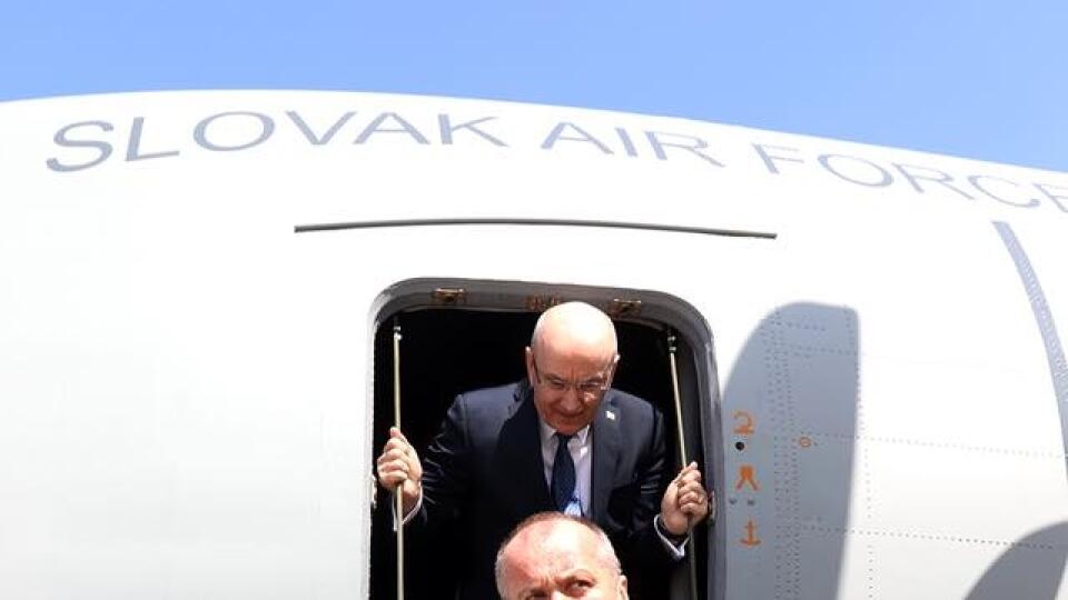 Na fotke minister obrany Peter Gajdoš pri vystupovaní z lietadla Spartan. 