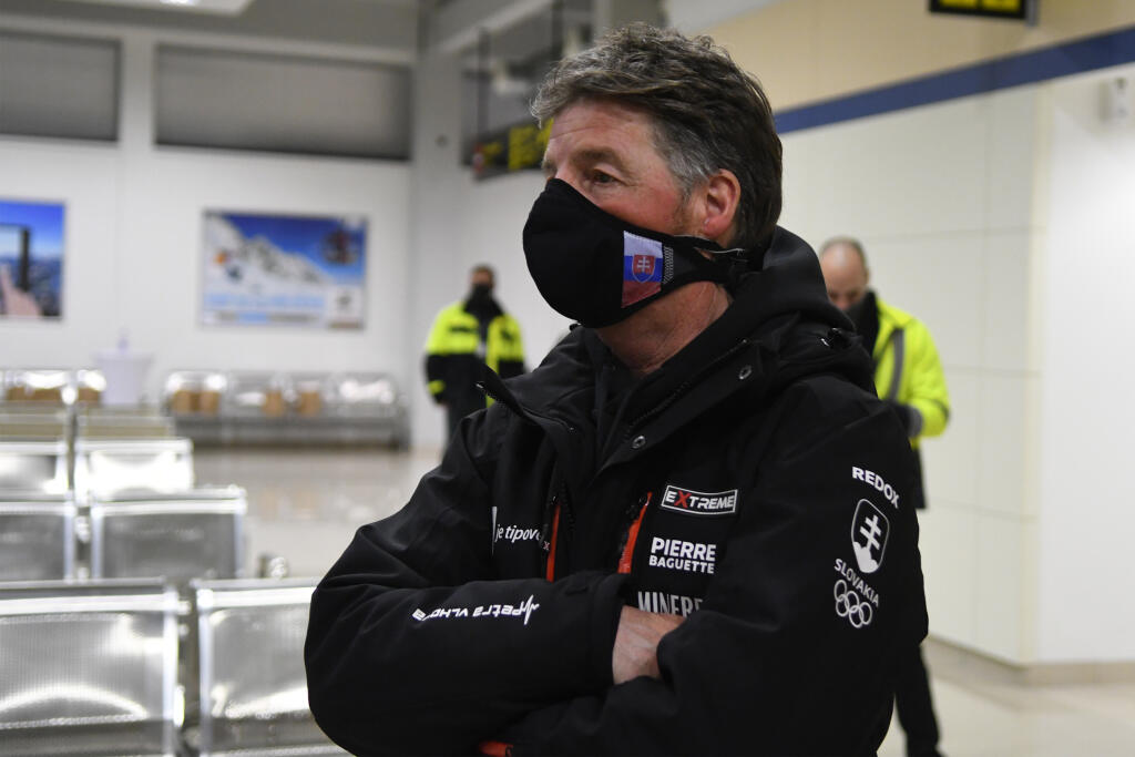 Na snímke bývalý tréner Petry Vlhovej Livio Magoni poskytuje rozhovor médiám po návrate z MS v alpskom lyžovaní z talianskej Cortine d'Ampezzo na letisku Poprad - Tatry v nedeľu večer 20. februára 2021.