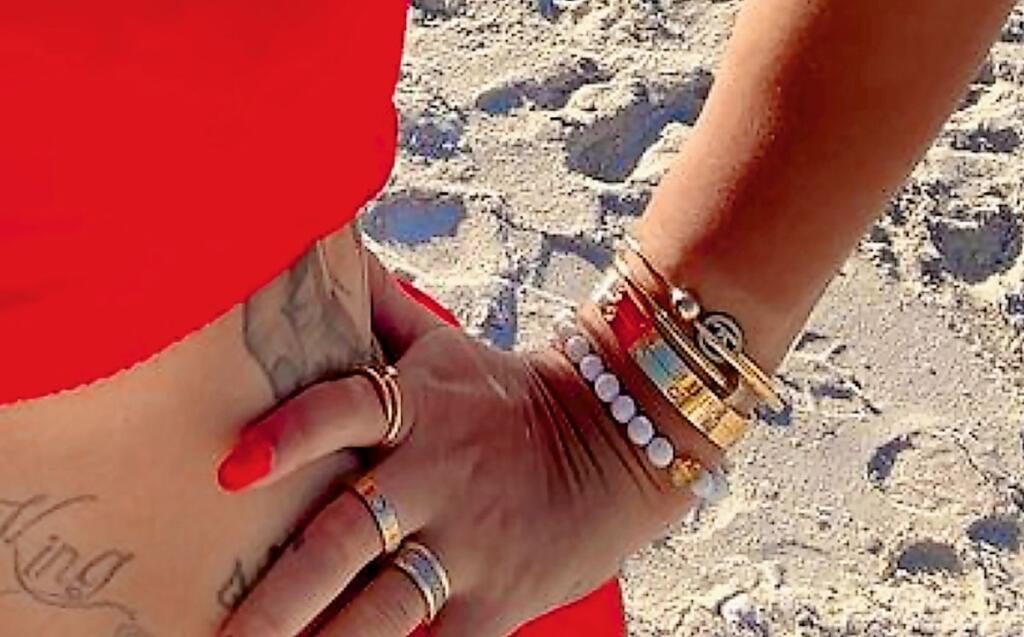 NESMÚ CHÝBAŤ
Na ľavej ruke nosí prstene Cartier
Love a takzvaný klinec.