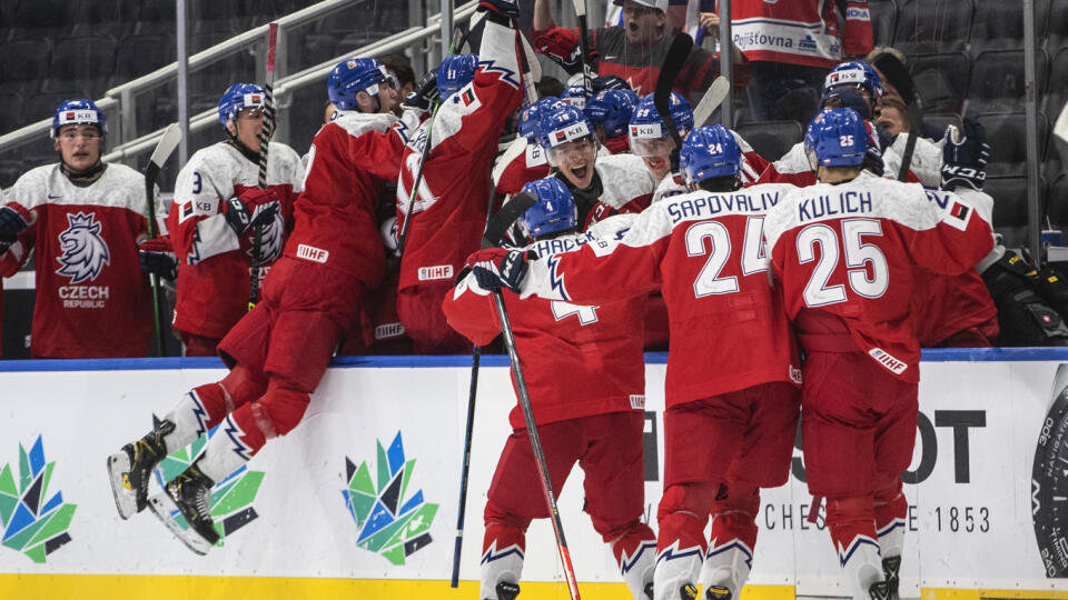 EBE 7 Edmonton - Na snímke hokejisti Česka oslavujú gól v zápase štvrťfinále MS hráčov do 20 rokov USA – Česko (2:4) v kanadskom Edmontone v noci na 18. augusta 2022. FOTO TASR/AP
Czechia celebrate a goal against the United States during the third period in a quarterfinal in the IIHF junior world hockey championships Wednesday, Aug. 17, 2022, in Edmonton, Alberta. (Jason Franson/The Canadian Press via AP)