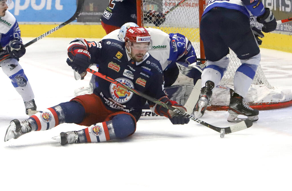 Na snímke Patrik Marcinek (Zvolen) pri bránke Popradu v piatom zápase finále Kaufland Play off Tipos extraligy v hokeji HKM Zvolen - HK Poprad vo Zvolene 6. mája 2021. FOTO TASR - Ján Krošlák