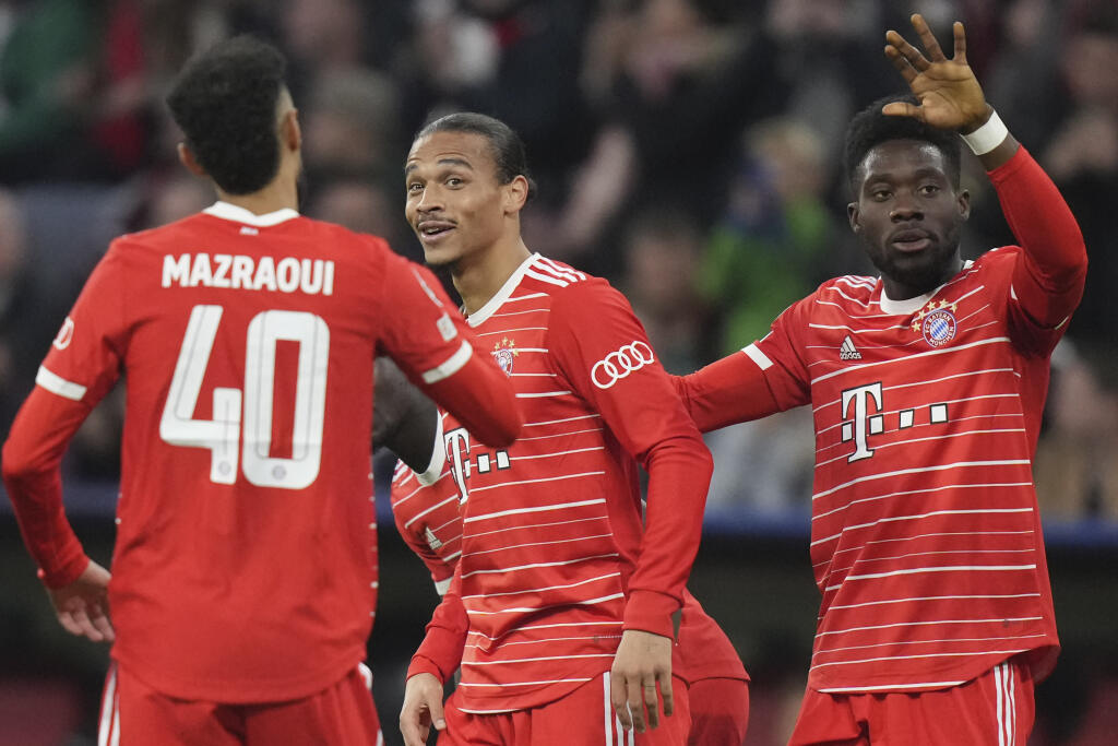 EBE 25 Mníchov - Na snímke uprostred útočník Bayernu Leroy Sané oslavuje svoj úvodný gól v zápase C-skupiny 3. kola skupinovej fázy Ligy majstrov vo futbale Bayern Mníchov - Viktoria Plzeň v Mníchove 4. októbra 2022. FOTO TASR/AP
Bayern's Leroy Sane, center, celebrates with his teammates after scoring against Pizen during the Champions League group C soccer match between Bayern Munich and Viktoria Plzen in Munich, Germany, Tuesday, Oct. 4, 2022. (AP Photo/Matthias Schrader)