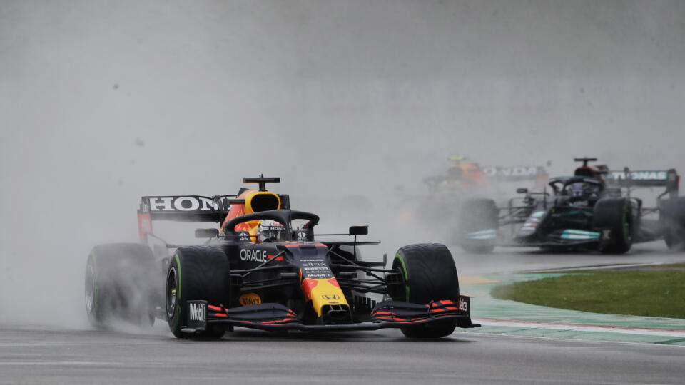 JB 34 Imola - Holandský jazdec F1 zo stajne Red Bull Max Verstappen vedie krátko po štarte pretekov nedeľňajšej Veľkej ceny Emilie-Romagna formuly 1 na okruhu Imola, v talianskej Imole 18. apríla 2021. FOTO TASR/AP

Red Bull driver Max Verstappen of the Netherlands leads the field after the start during the Emilia Romagna Formula One Grand Prix, at the Imola racetrack, Italy, Sunday, April 18, 2021. (AP Photo/Luca Bruno)