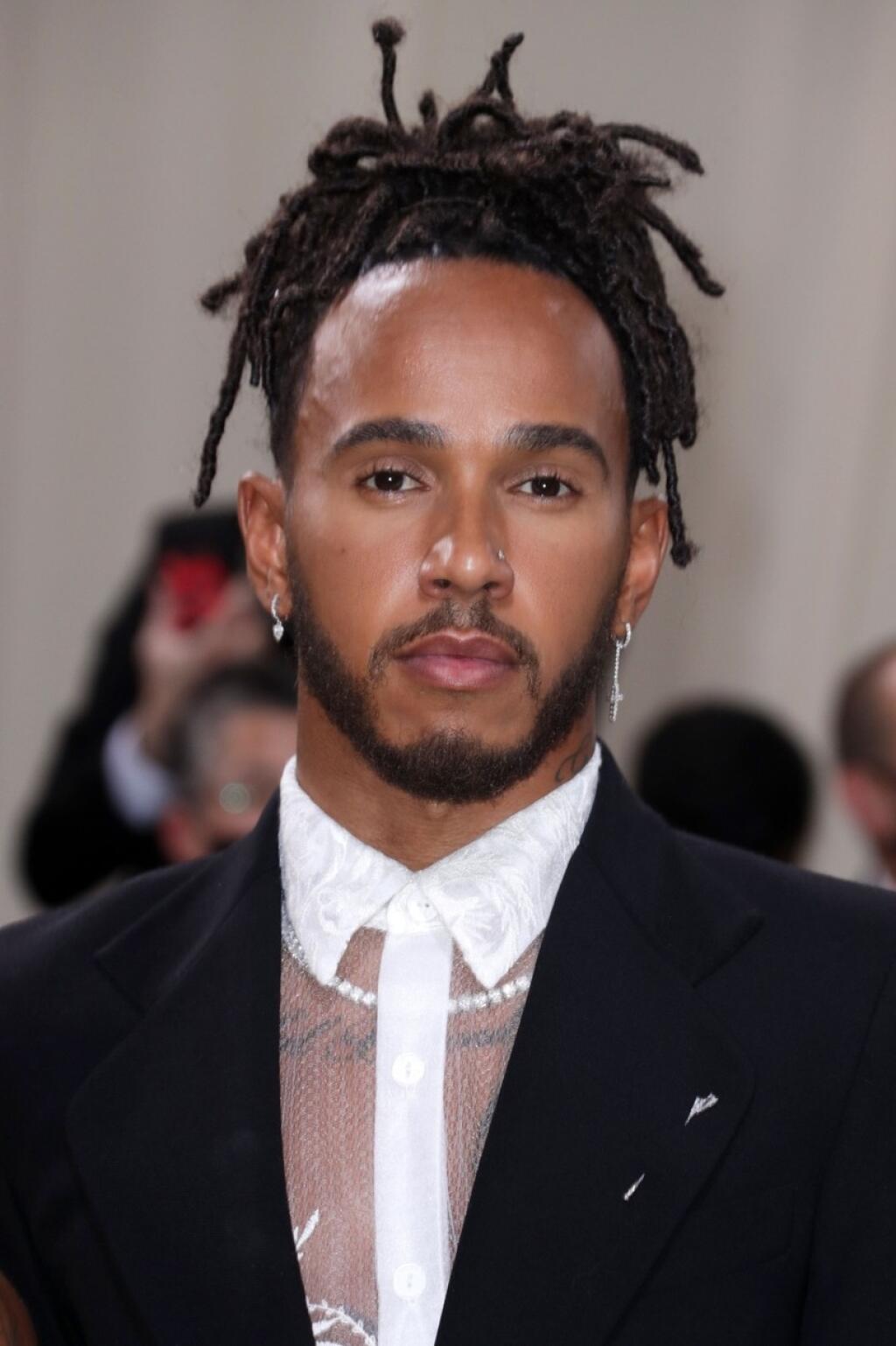 Pretekár formuly 1 Lewis Hamilton ukázal účes, ktorý by sa mu pod prilbu nevošiel. Pohľad nižšie bol ešte zaujímavejší.