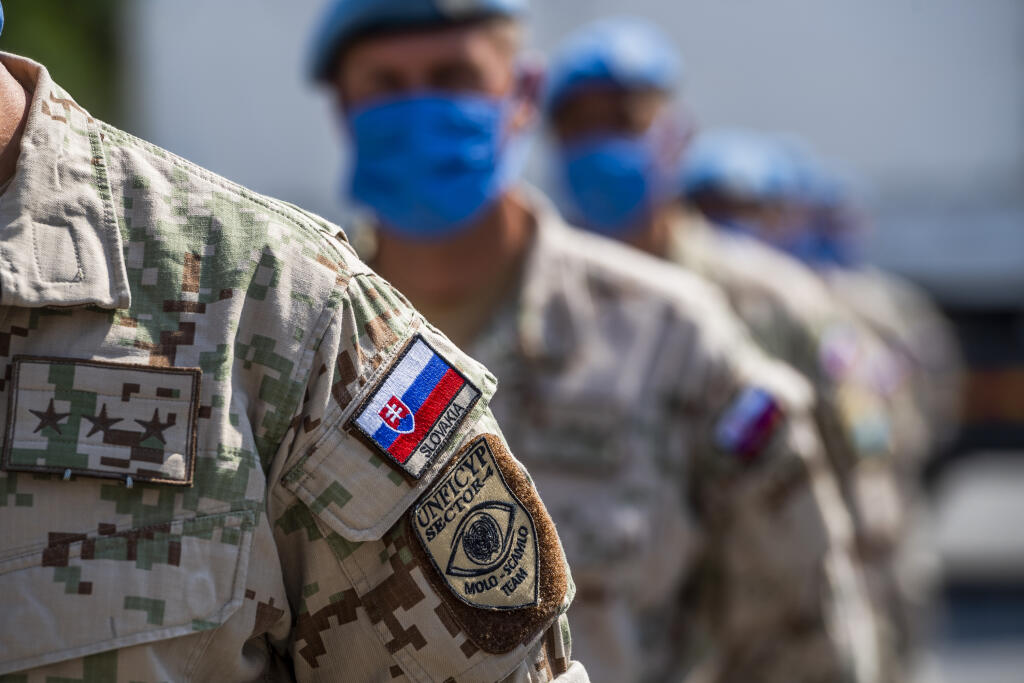 Na snímke nastúpená jednotka na veliteľstve Sektoru 4 (kemp Štefánik) misie UNFICYP počas návštevy ministra obrany SR Jaroslava Naďa vo Famaguste na Cypre 30. júla 2021. FOTO TASR - Jaroslav Novák