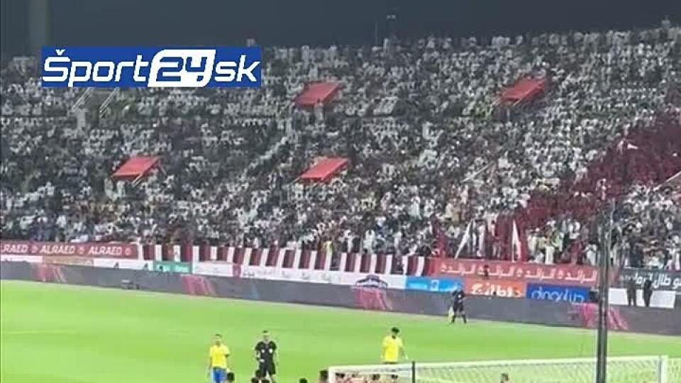 VIDEO Cristiano Ronaldo delovkou zostrelil kameramana
