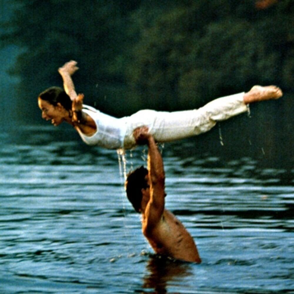 Naivná tínedžerka Baby (Jennifer Greyová) sa počas dovolenky zaľúbi do tanečného inštruktora, ktorého zamestnáva hotel Johnnyho (Patrick Swayze) a spolu trénujú na tanečnú súťaž.