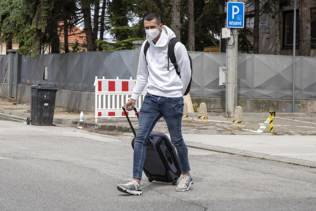 Útočník Jablonca Ivan Schranz prišiel na bielom BMW.