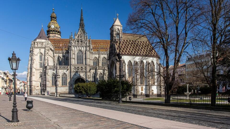 Metropola východu je nielen multikultúrnym mestom, ale má aj multietnický charakter. Maďarčina, nemčina i rómsky jazyk, poznačili slovník Košičanov alebo ak chcete košické nárečie. Mnohé slová prevzali aj obyvatelia  iných slovenských miest.