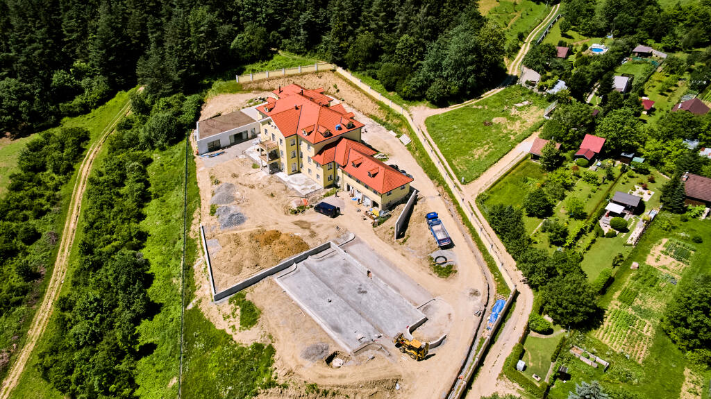 Na sídle pribudlo v porovnaní s letom aj niekoľko strešných okien.
