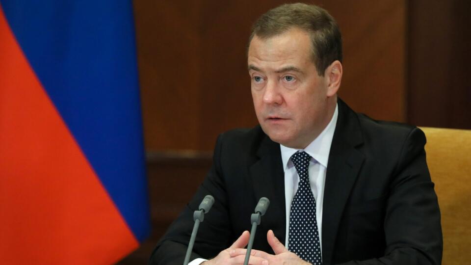 Bývalý ruský prezident a podpredseda Rady bezpečnosti Ruskej federácie Dmitrij Medvedev hovorí v Moskve 22. februára 2022. Bývalý ruský prezident Dmitrij Medvedev v sobotu 26. februára vyhlásil, že Moskva nepotrebuje diplomatické vzťahy so Západom. Reagoval na sériu sankcií voči Rusku oznámených západnými krajinami, ktoré označil za známku "politickej bezmocnosti". FOTO TASR/AP