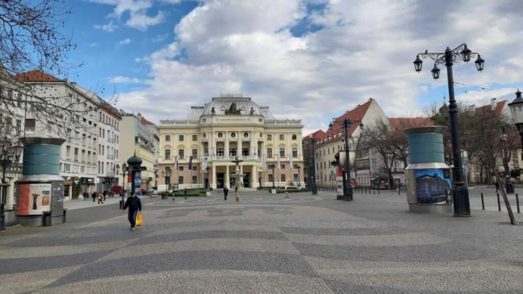 Slovensko počíta nakazených, dokopy ich je 32. Začali platiť tvrdé opatrenia