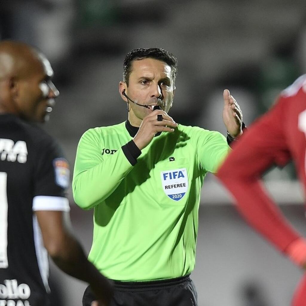 Rumun Sebastian Coltescu, ktorý bol štvrtým rozhodcom decembrového zápasu skupinovej fázy Ligy majstrov Paríž SG - Istanbul Basaksehir, sa už v tejto sezóne v súťažiach organizovaných Európskou futbalovou úniou (UEFA) neobjaví.